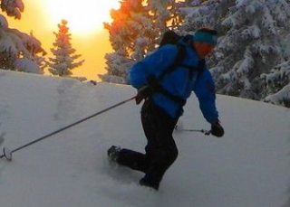 粉雪中的北欧滑雪